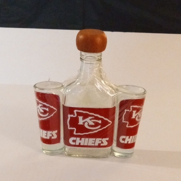 Kansas City Chiefs Glass Decanter Set 2 Double Shot Glasses - Picture 4 of 4